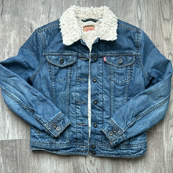 Levi's Jackets & Blazers - Levi’s Sherpa lined trucker jean jacket size small S